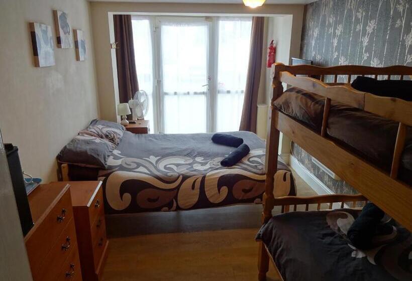 اتاق خانوادگی, Travellers Rest Motel
