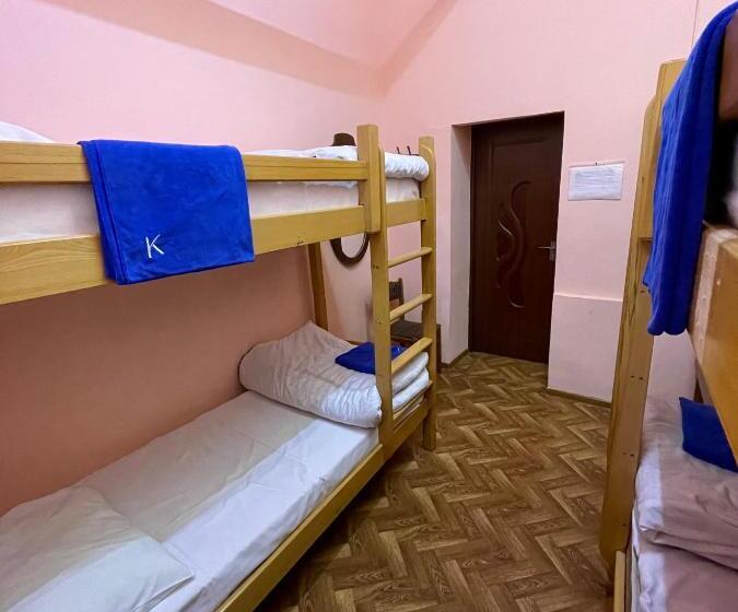 اتاق خانوادگی, Kataryn Hostel