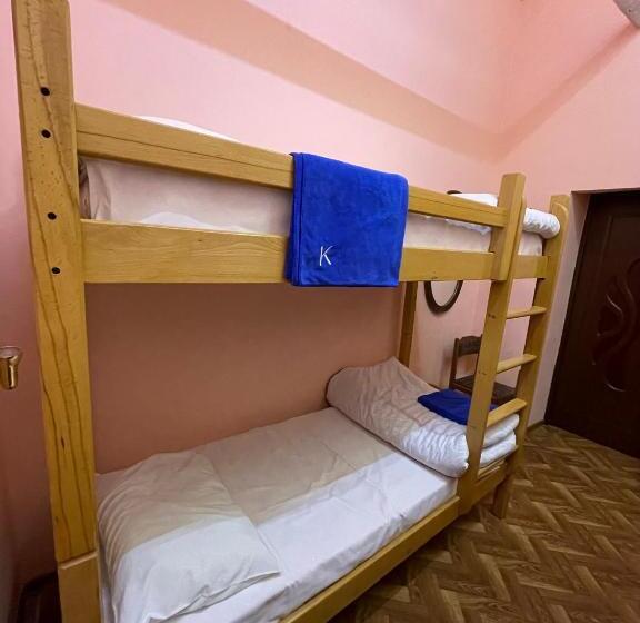 اتاق خانوادگی, Kataryn Hostel
