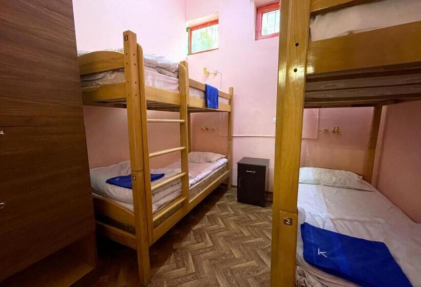 اتاق خانوادگی, Kataryn Hostel