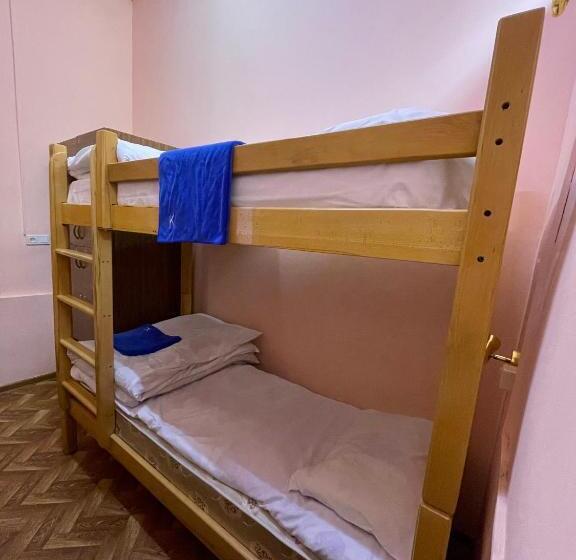 اتاق خانوادگی, Kataryn Hostel