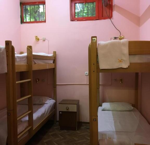 اتاق خانوادگی, Kataryn Hostel