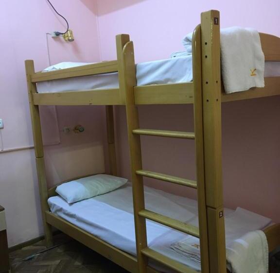 اتاق خانوادگی, Kataryn Hostel