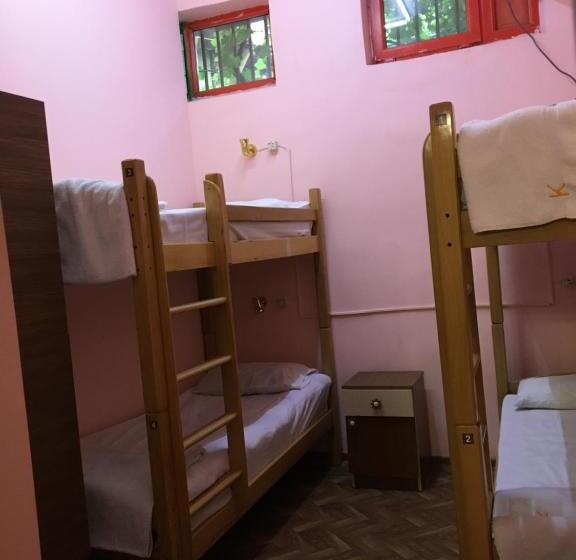 اتاق خانوادگی, Kataryn Hostel