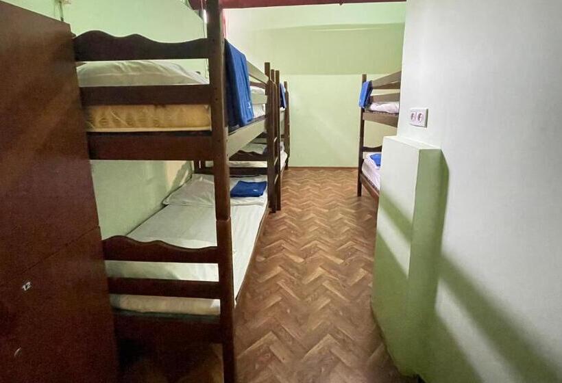 تختخواب در اتاق مشترک, Kataryn Hostel