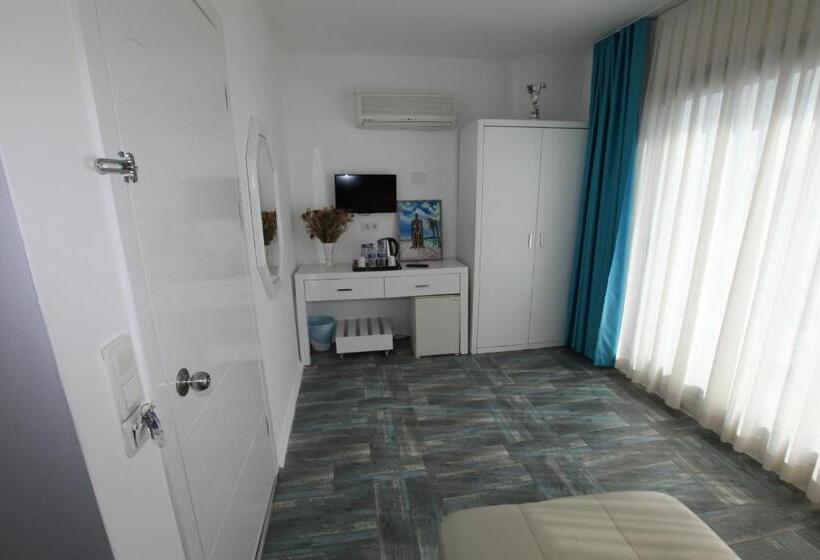 اتاق استاندارد با بالکن و چشم‌انداز دریا, Larimar Hotel Cesme