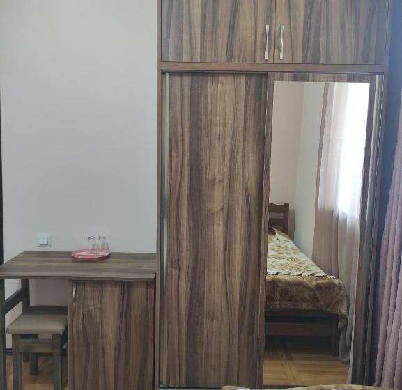 اتاق استاندارد با سرویس بهداشتی مشترک, Mitane