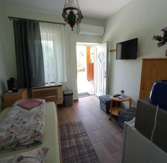 اتاق استاندارد یک نفره, Szieszta Vendégház