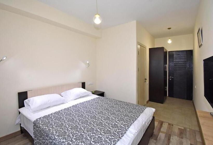 اتاق اکونومی, The Nut Guest House