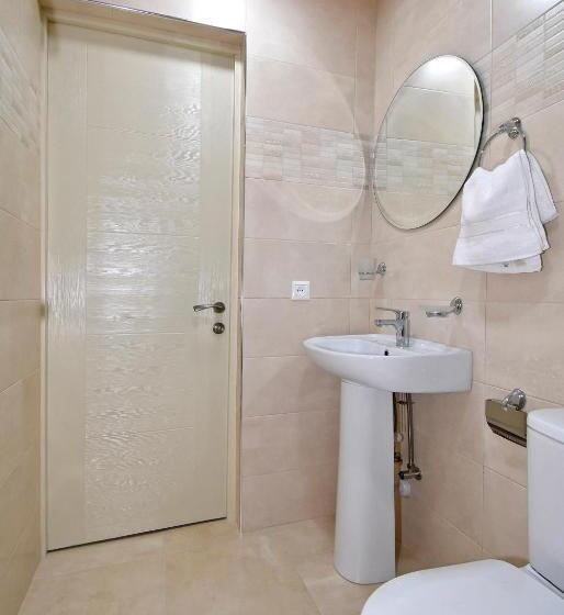 اتاق اکونومی, The Nut Guest House