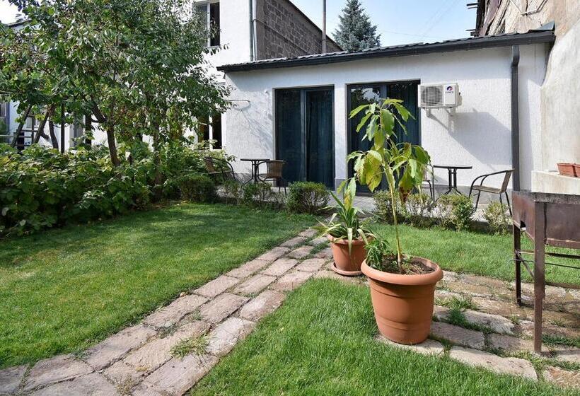 اتاق اکونومی, The Nut Guest House