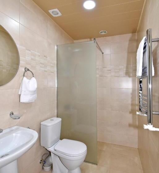 اتاق اکونومی, The Nut Guest House