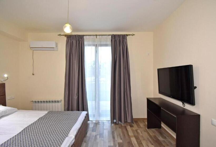 اتاق اکونومی, The Nut Guest House