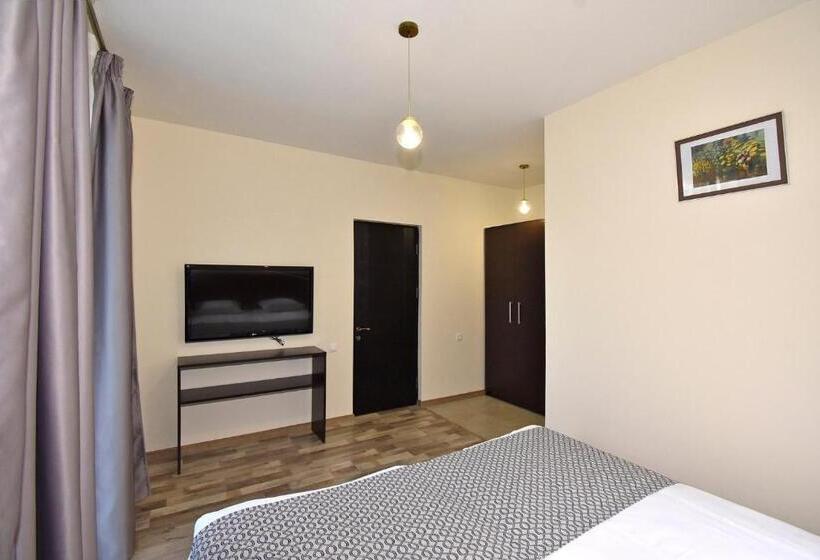 اتاق اکونومی, The Nut Guest House