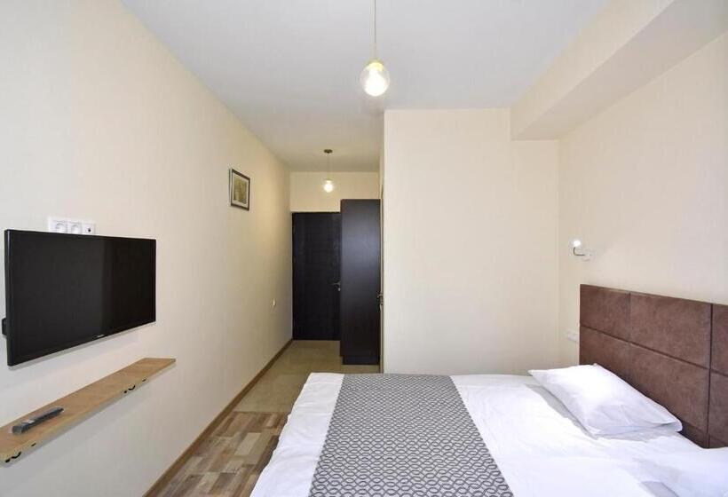 اتاق اکونومی, The Nut Guest House