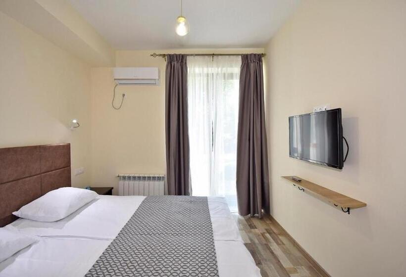 اتاق اکونومی, The Nut Guest House