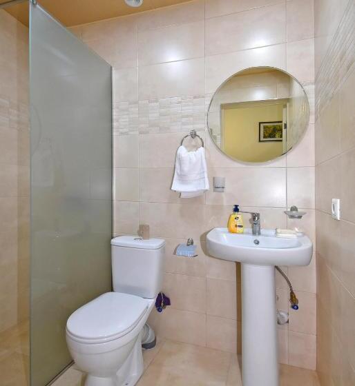اتاق اکونومی, The Nut Guest House
