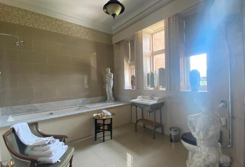 اتاق لوکس با تخت بزرگ, Rossington Hall
