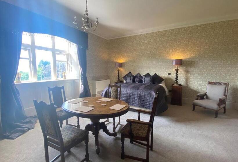 اتاق لوکس با تخت بزرگ, Rossington Hall