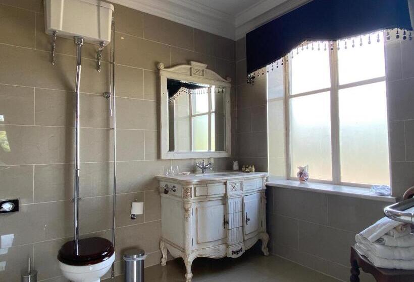 اتاق لوکس با تخت بزرگ, Rossington Hall