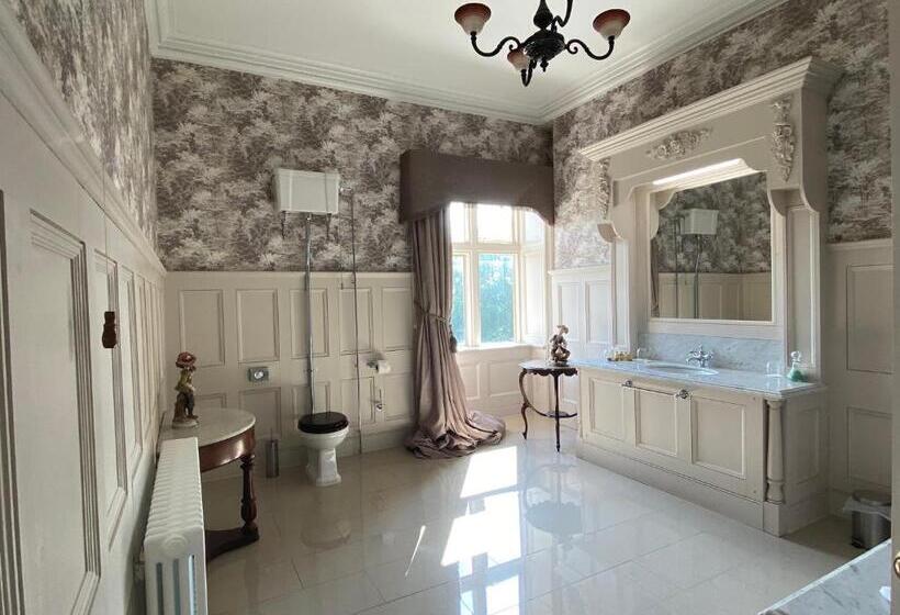 اتاق لوکس با تخت بزرگ, Rossington Hall