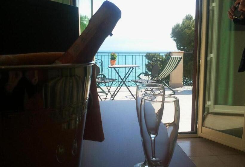 اتاق لوکس با چشم‌انداز دریا, Jonic Hotel Mazzarò