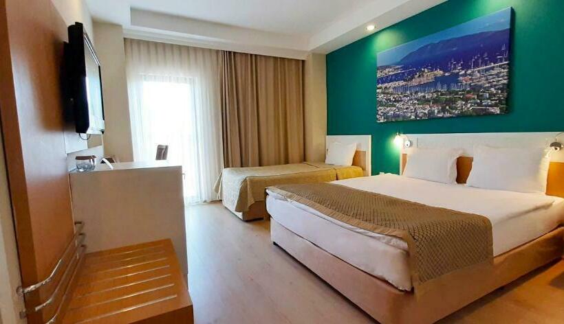 Triple Room Sea View, Crystal Green Bay Resort & Spa