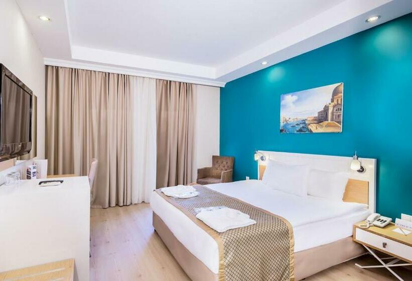 اتاق خانوادگی با چشم‌انداز باغ, Green Bay Resort & Spa