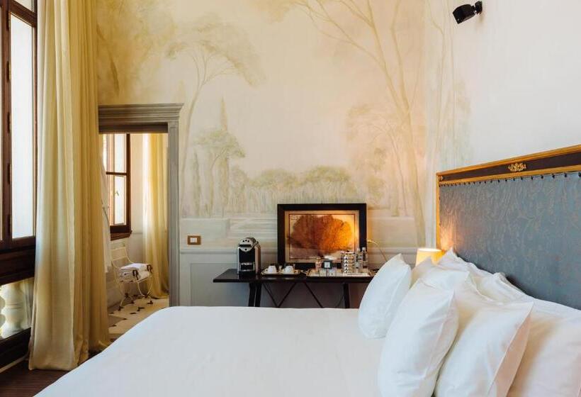 اتاق لوکس با چشم‌انداز, Il Salviatino Firenze