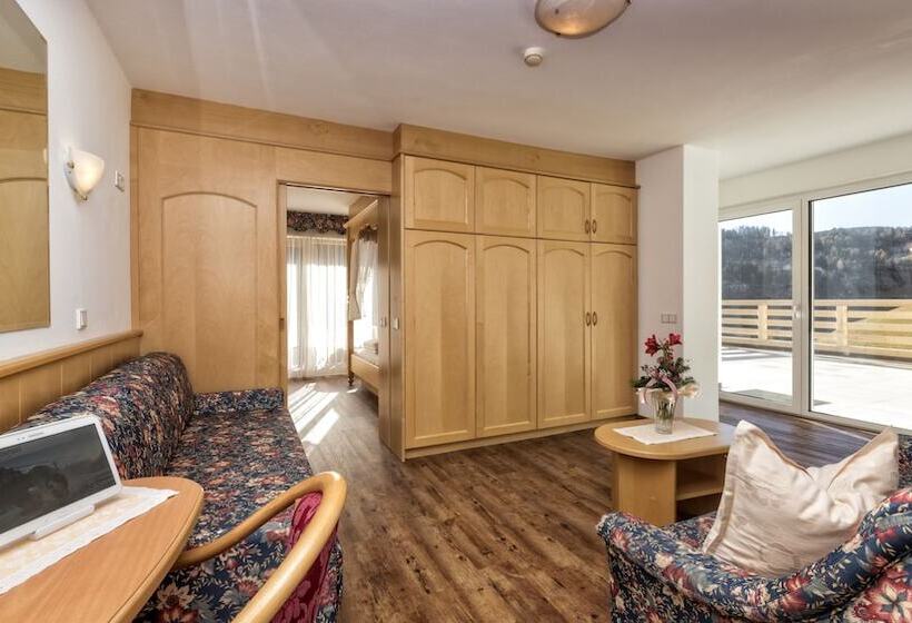 Superior Suite, Interski