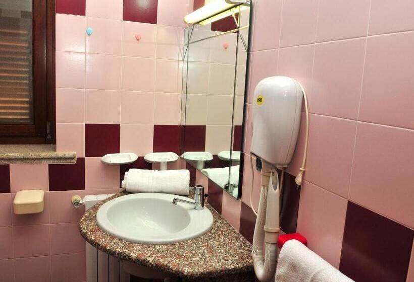 اتاق خانوادگی, Club Le Rose
