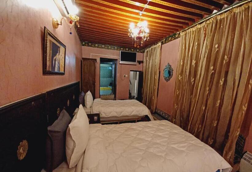 اتاق لوکس با چشم‌انداز استخر, Palais Al Firdaous