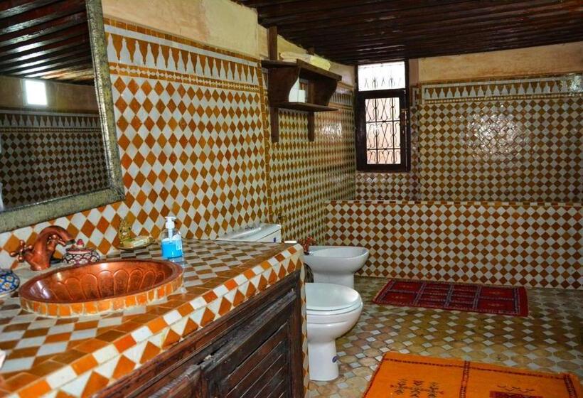 اتاق لوکس با چشم‌انداز استخر, Palais Al Firdaous