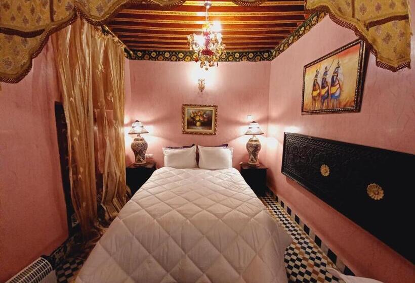 اتاق لوکس با چشم‌انداز استخر, Palais Al Firdaous