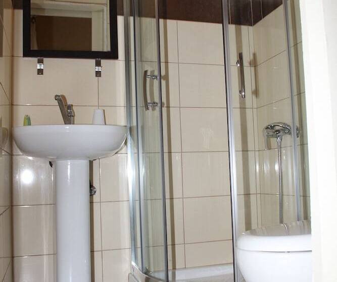 اتاق استاندارد سه نفره, Rea