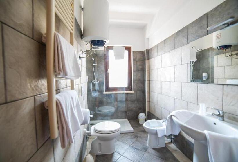 اتاق استاندارد سه نفره, La Maison Jolie