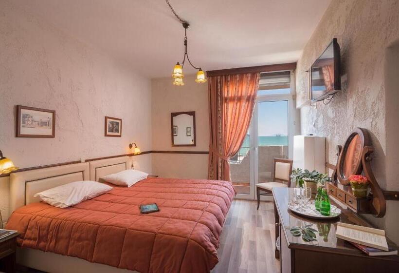 اتاق استاندارد با چشم‌انداز دریا, Jolly Hotel