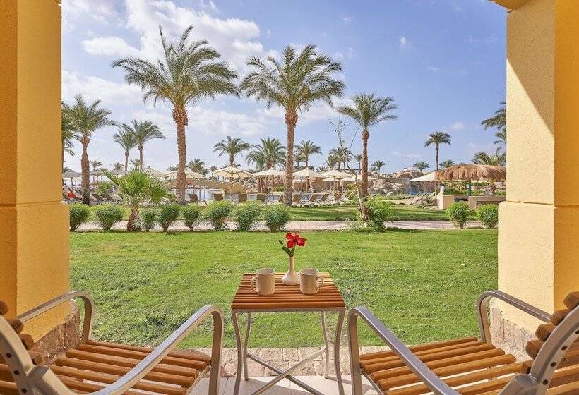 اتاق استاندارد با چشم‌انداز استخر, The Bayview Taba Heights Resort