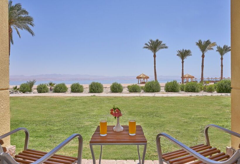 اتاق استاندارد با چشم‌انداز دریا, The Bayview Taba Heights Resort