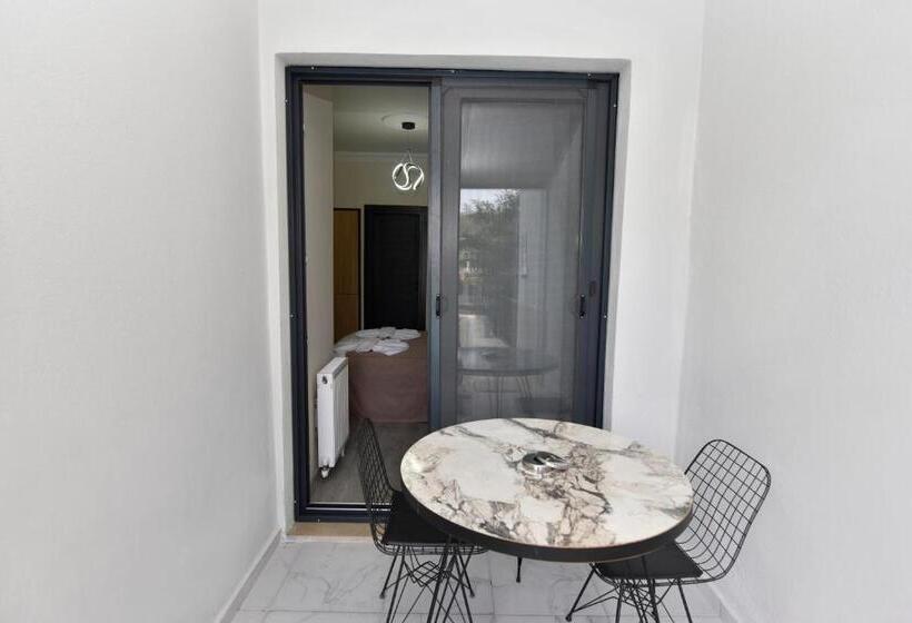 اتاق استاندارد با چشم‌انداز استخر, Mykonut Boutique Suites