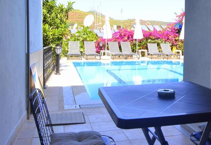 اتاق استاندارد با چشم‌انداز استخر, Mykonut Boutique Suites