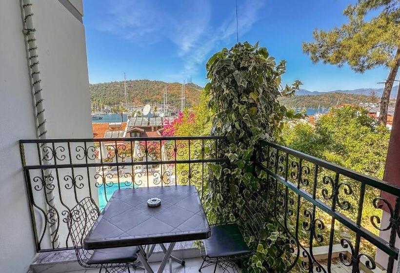 اتاق لوکس با بالکن و چشم‌انداز دریا, Mykonut Boutique Suites