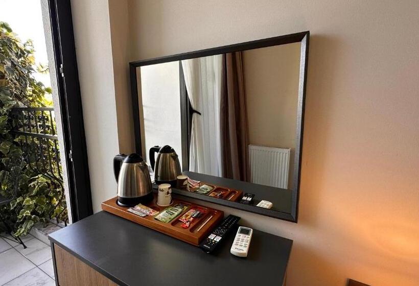 اتاق لوکس با بالکن و چشم‌انداز دریا, Mykonut Boutique Suites