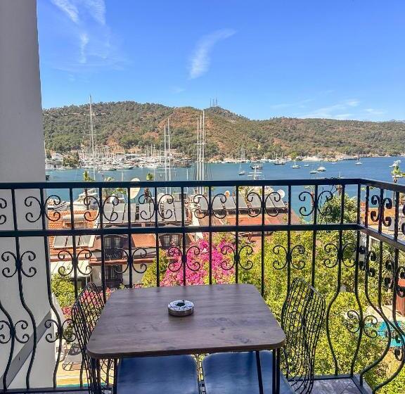 اتاق لوکس با بالکن و چشم‌انداز دریا, Mykonut Boutique Suites