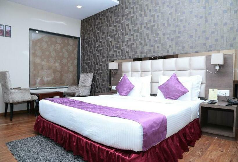 اتاق لوکس با تخت بزرگ, Kc Manor
