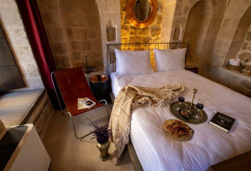 اتاق لوکس, Mirsoum