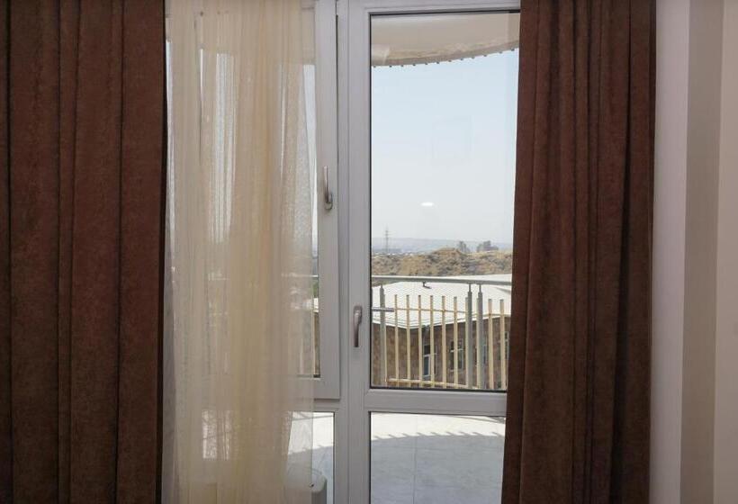 اتاق لوکس با بالکن, Panorama Hotel On Baghramyan Avenue