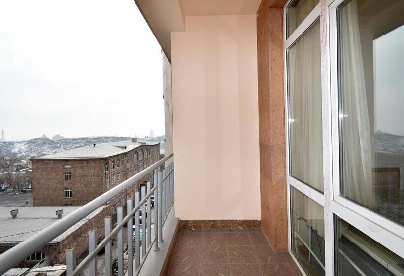 اتاق سوپریور با چشم‌انداز شهر, Panorama Hotel On Baghramyan Avenue