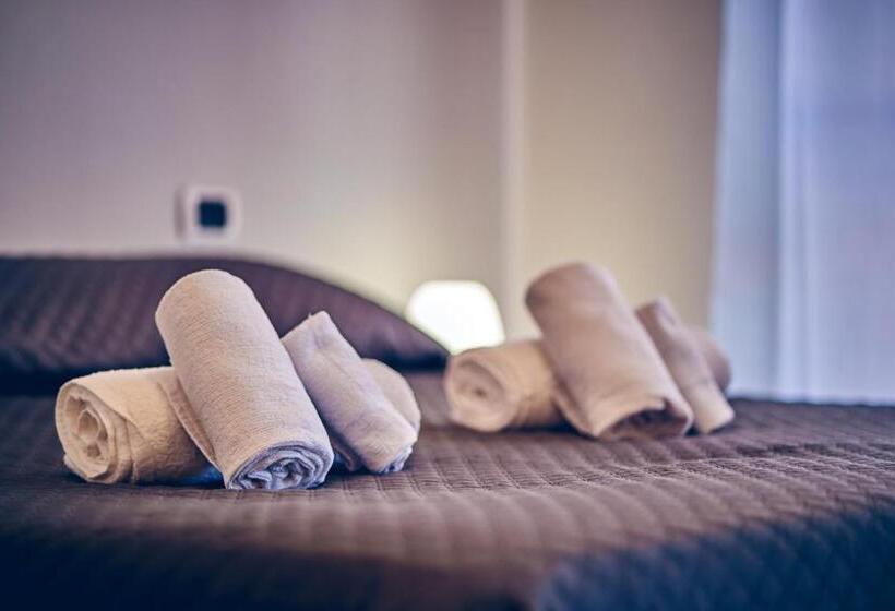 اتاق سه‌نفرۀ استاندارد با سرویس بهداشتی بیرون از اتاق, Travelershome 7metri Guesthouse
