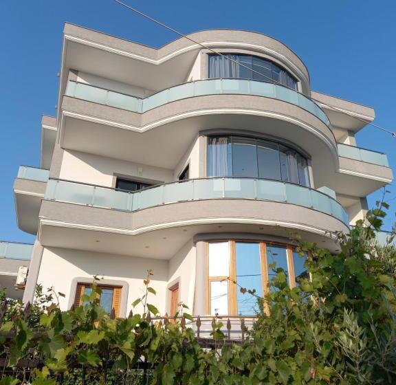 اتاق لوکس خانوادگی, Vila Olserd Shehu